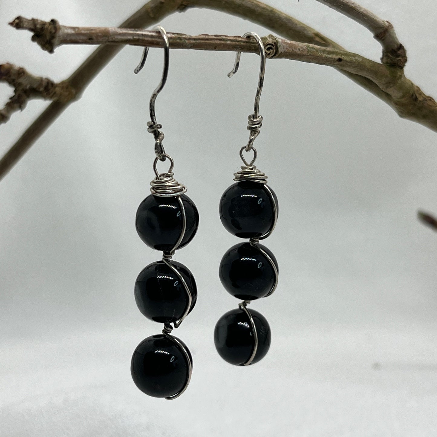 Sølv ørekroge med sorte cateye perler