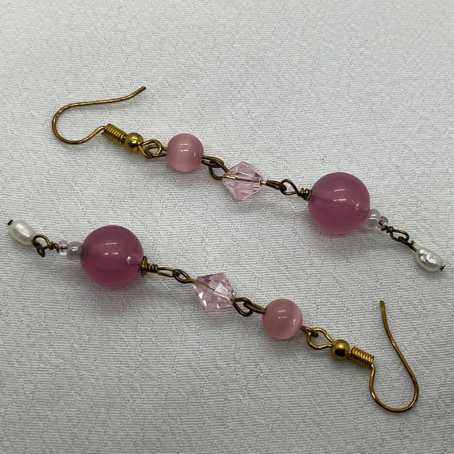 Messing øreringe med vedhæng af rosa perler