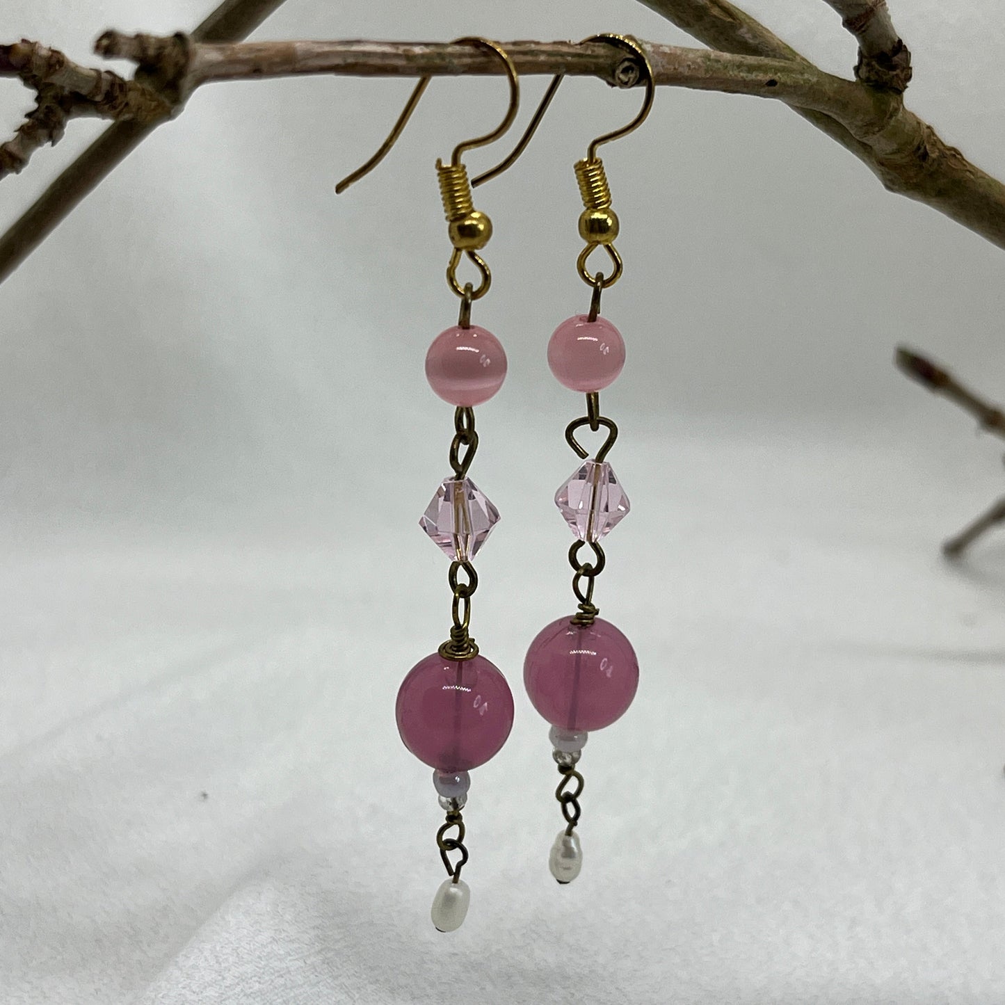 Messing øreringe med vedhæng af rosa perler