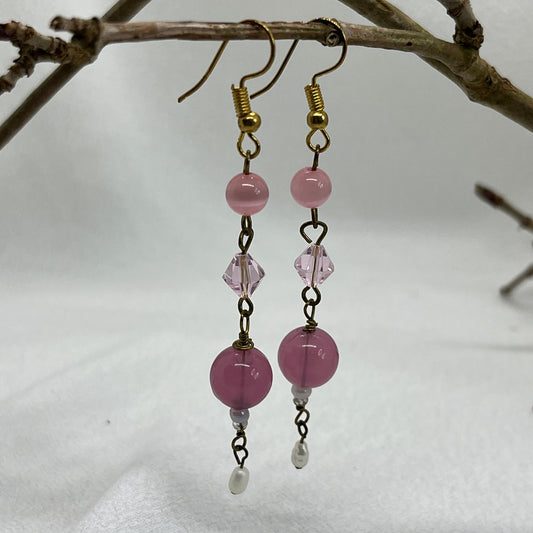 Messing øreringe med vedhæng af rosa perler