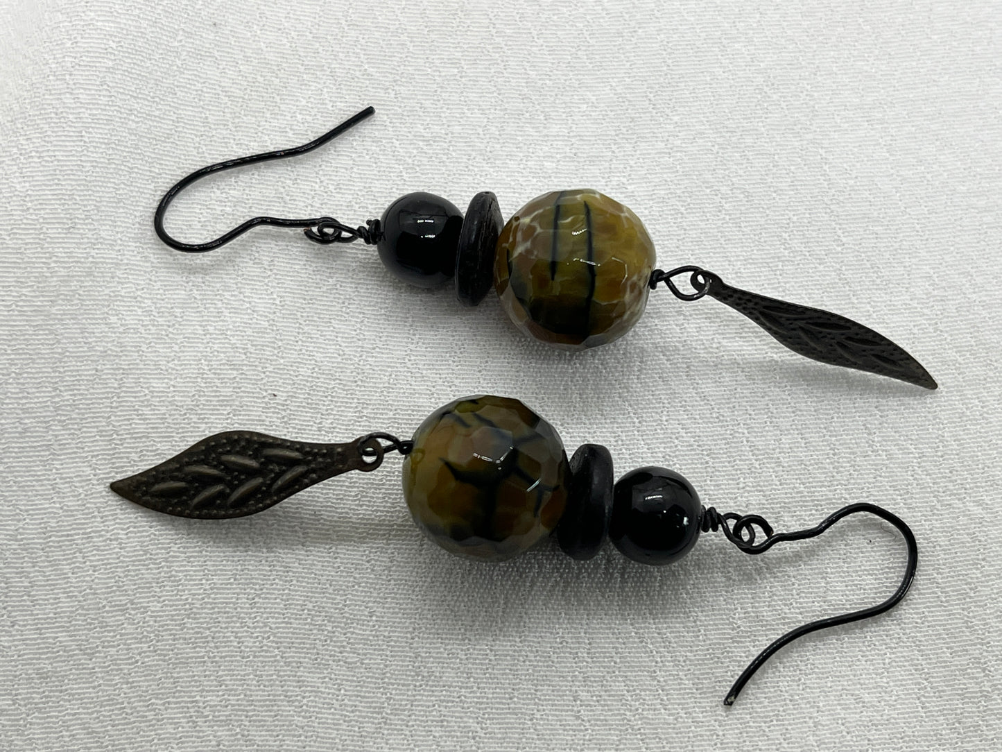 Sort ørering med facetteret Agat