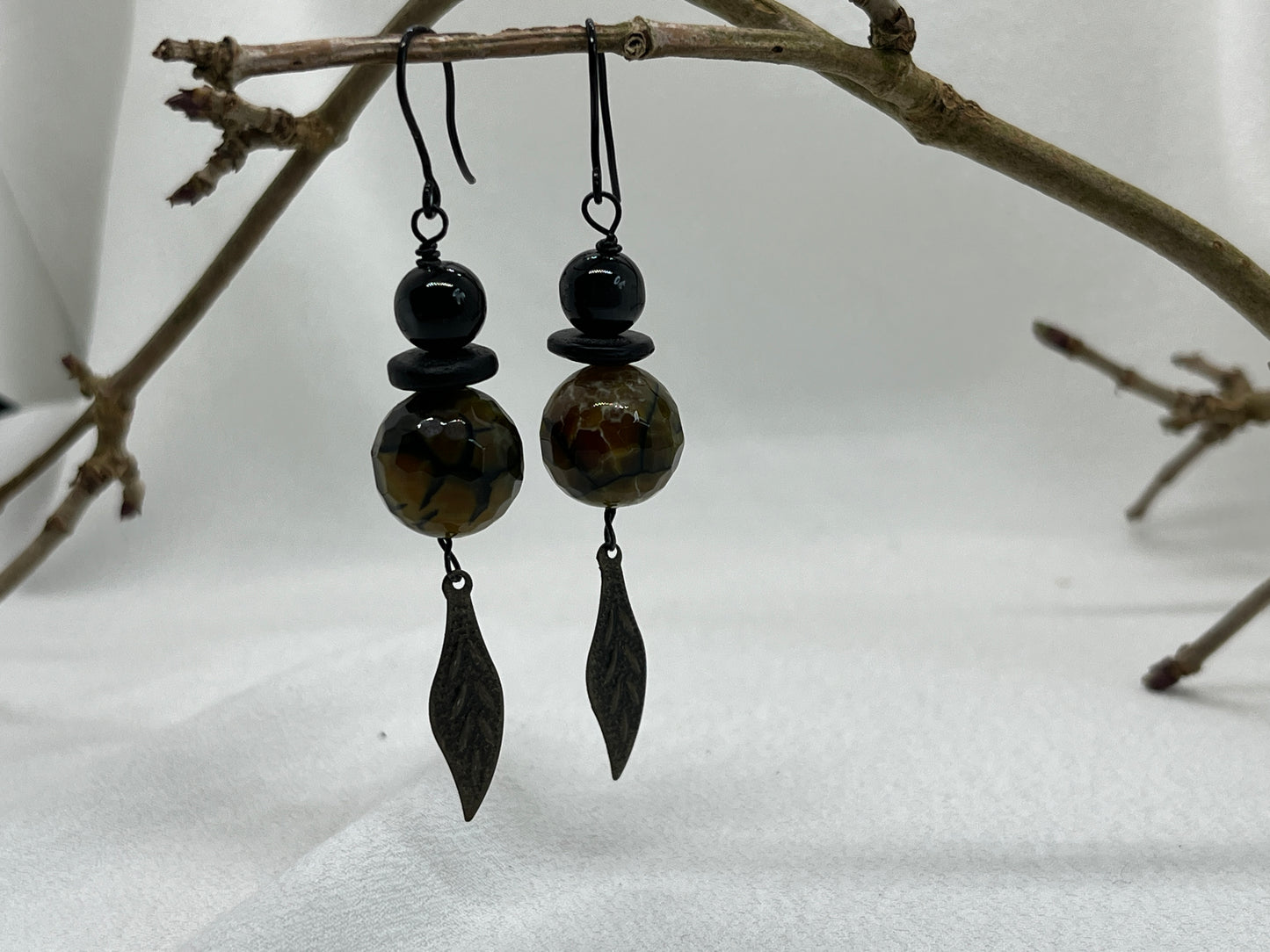 Sort ørering med facetteret Agat