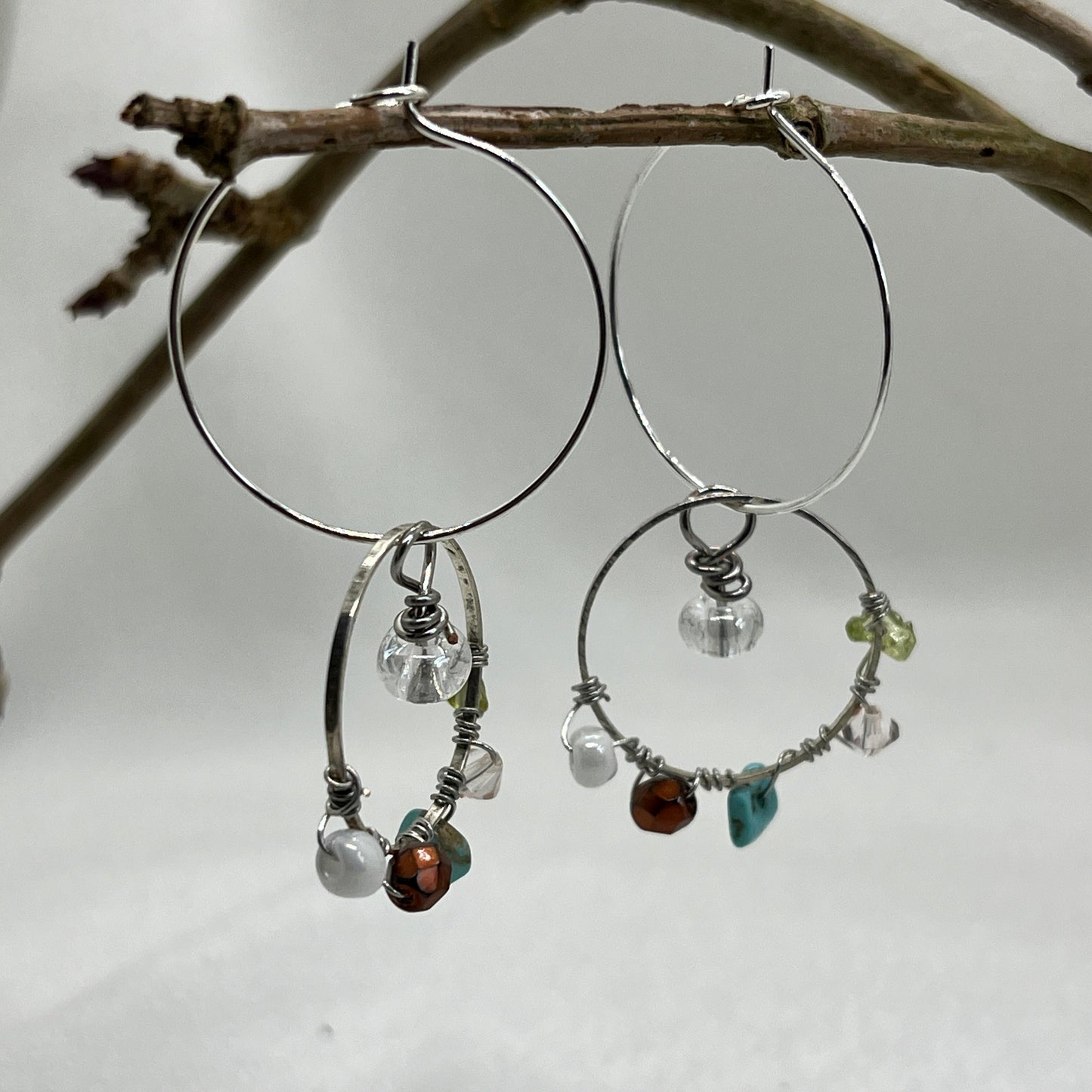 Creoler i sølv med rundt vedhæng viklet med perler