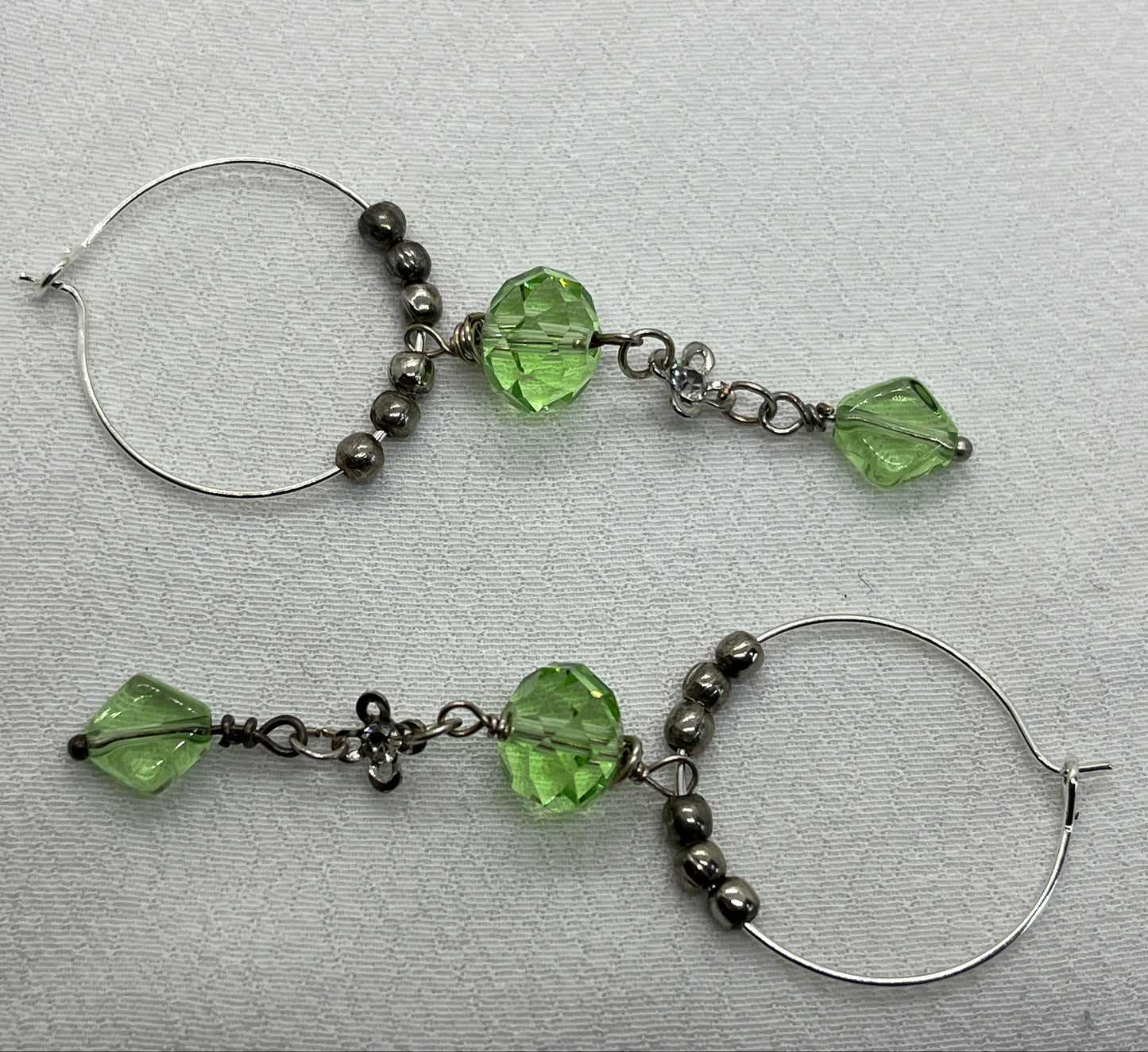 Creoler i sølv med grøn Krystal