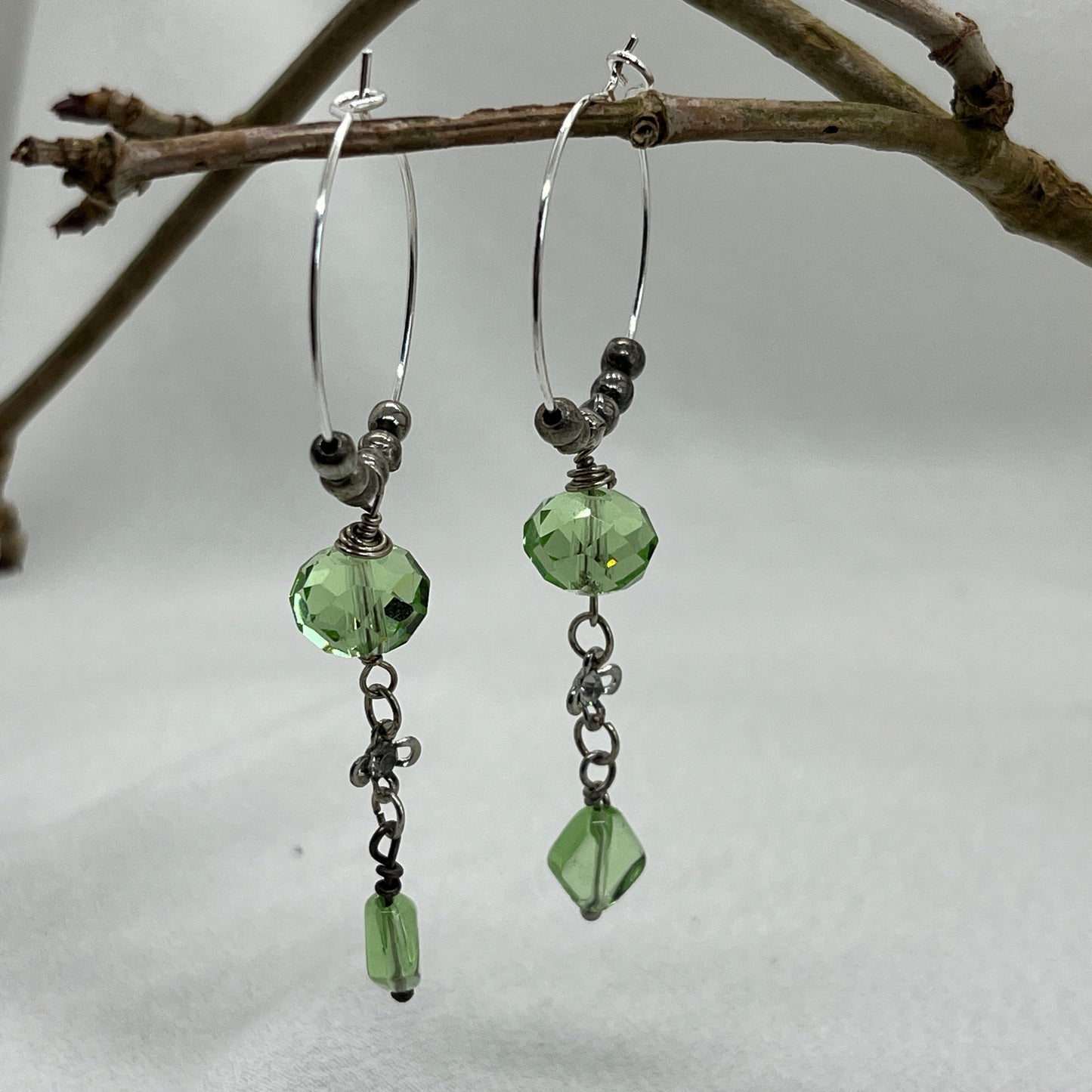 Creoler i sølv med grøn Krystal