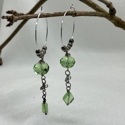 Creoler i sølv med grøn Krystal