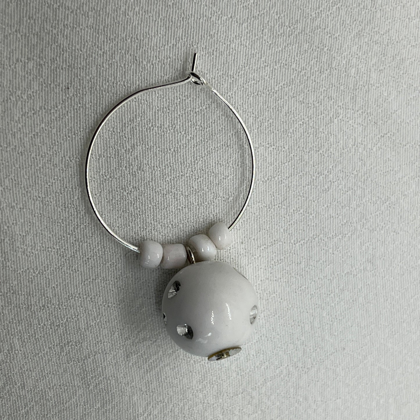 Single creol i sølv med hvid  sten