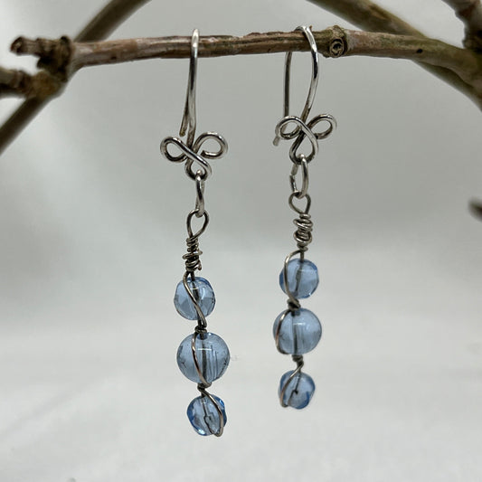 Unikke sølv øreringe med blå perler