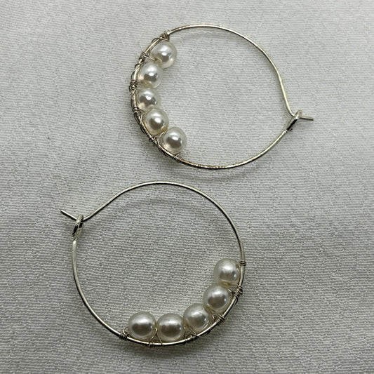 Sølv creoler med ferskvandsperler