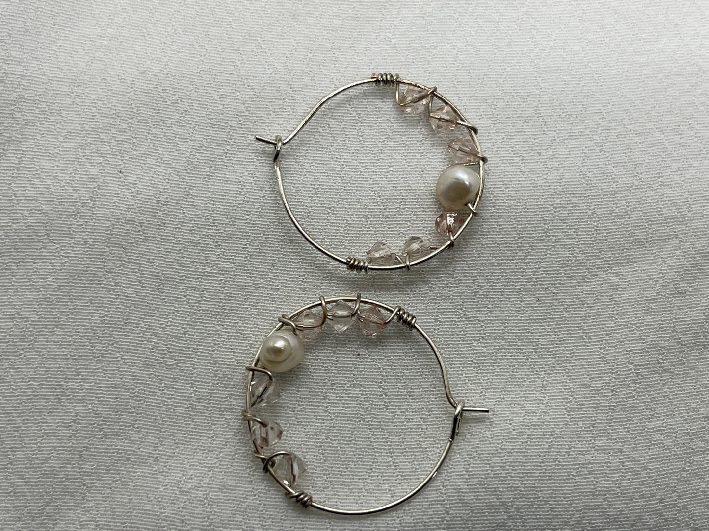 Sølv creoler med ferskvandsperler og rosa sten