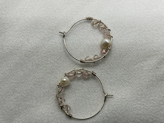 Sølv creoler med ferskvandsperler og rosa sten