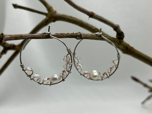 Sølv creoler med ferskvandsperler og rosa sten