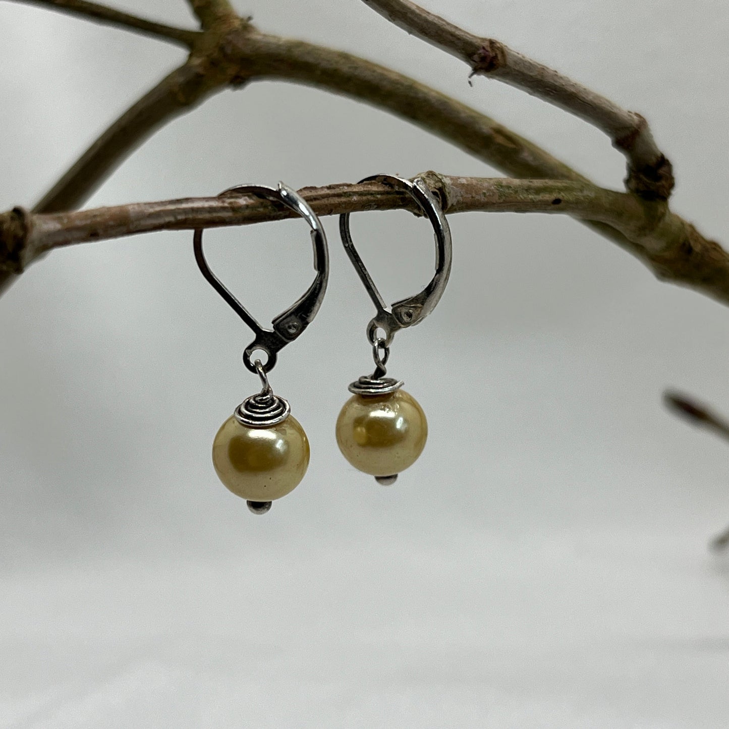 Brioche sølv øreringe med lille perle