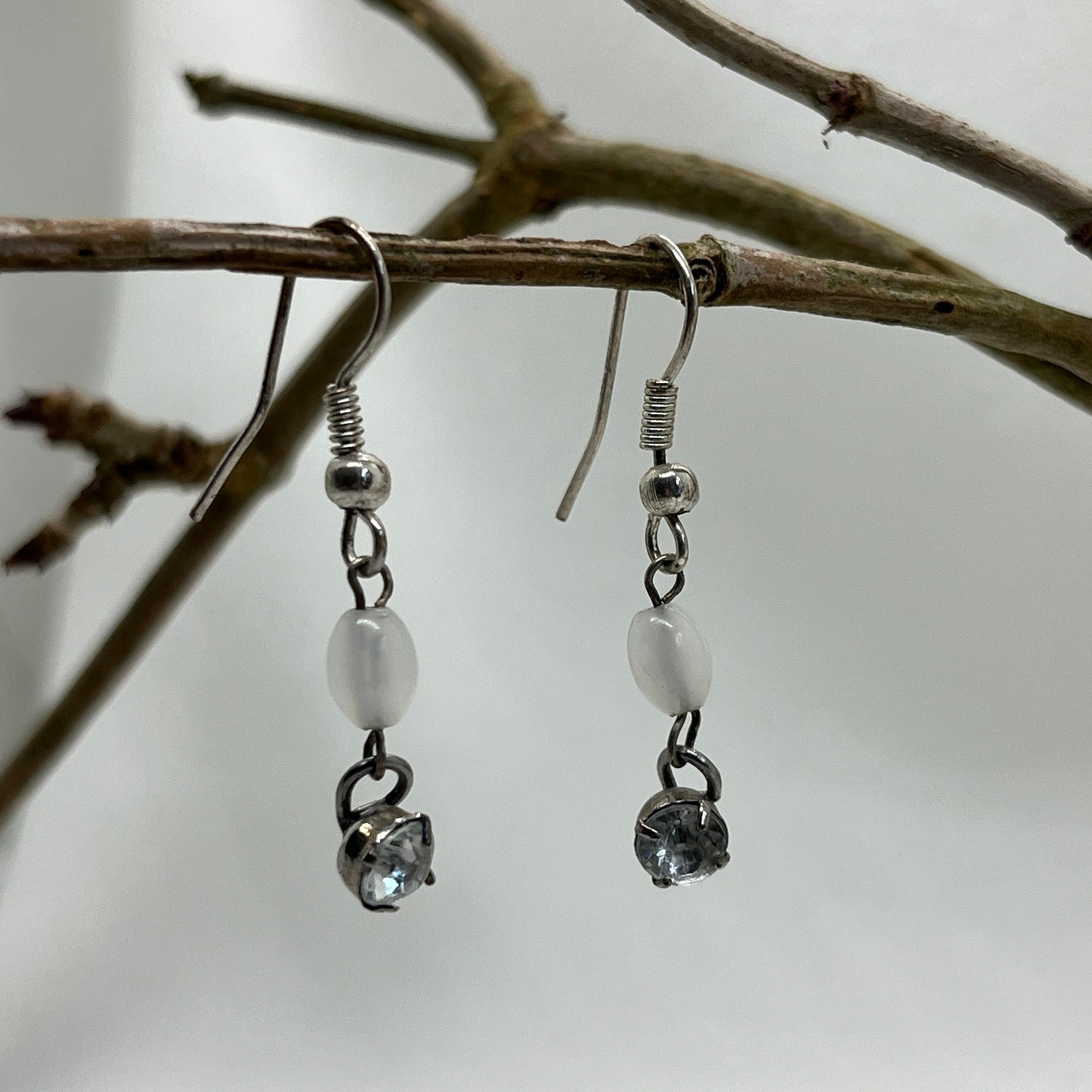 Sølv øreringe med mælkehvid sten