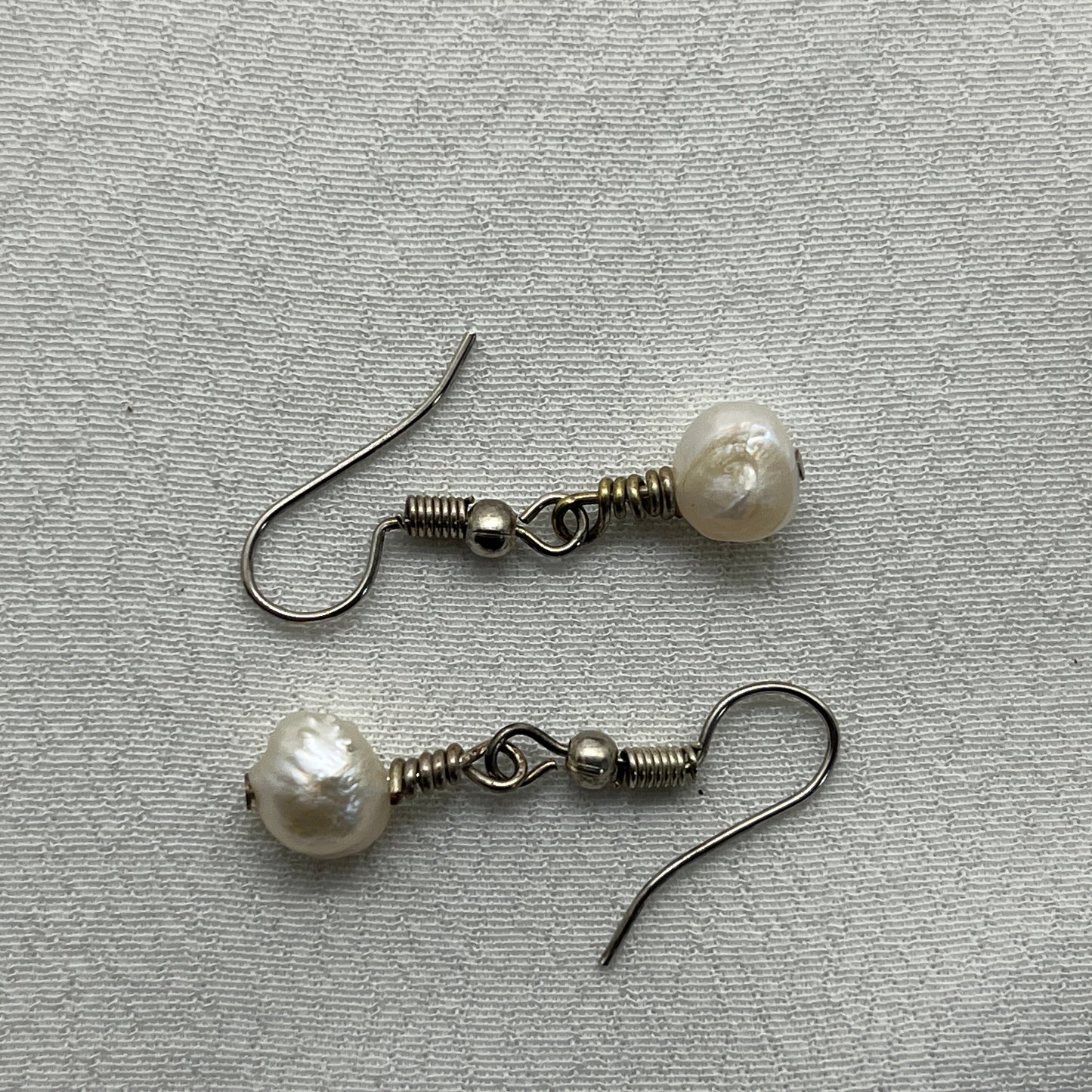 Sølv øreringe med lille ferskvandsperle