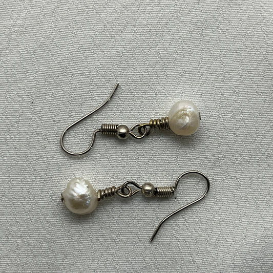 Sølv øreringe med lille ferskvandsperle