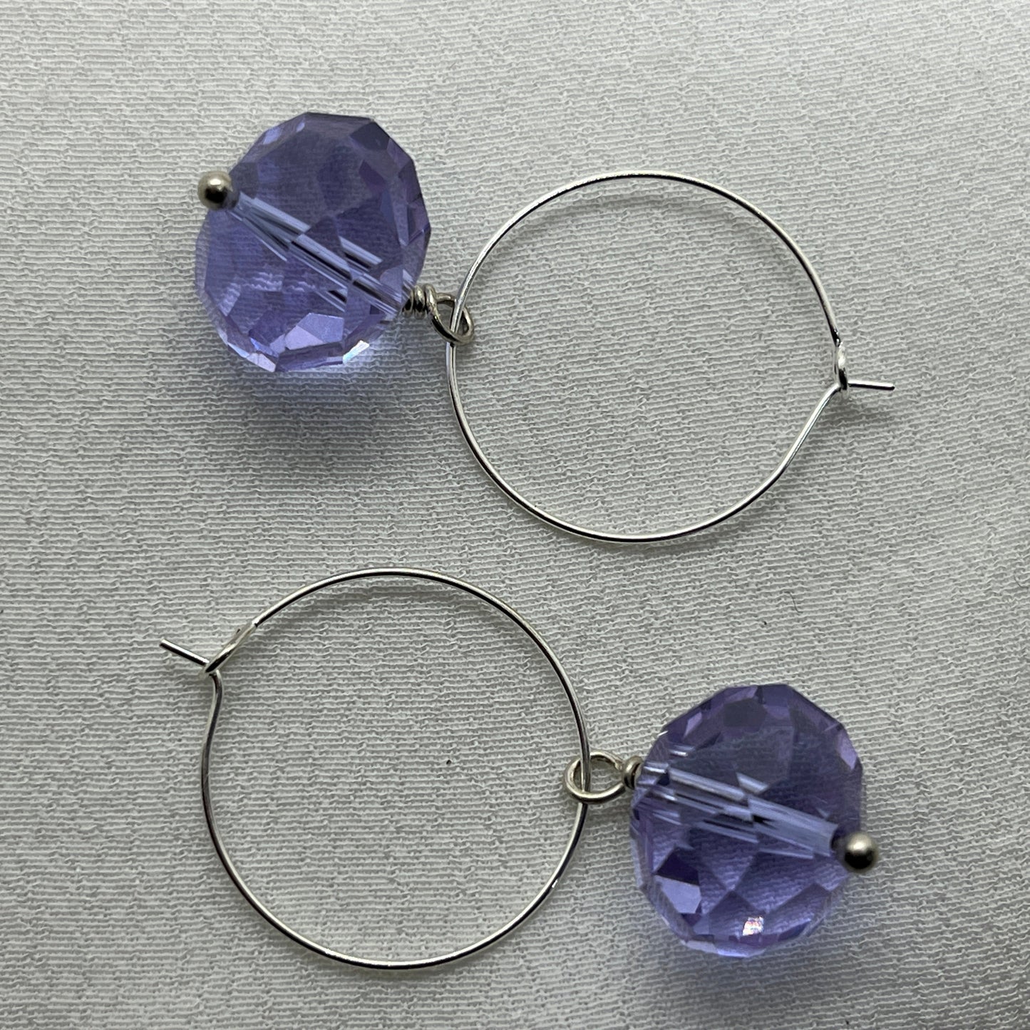 Hoops i sølv med kæmpe lilla krystal