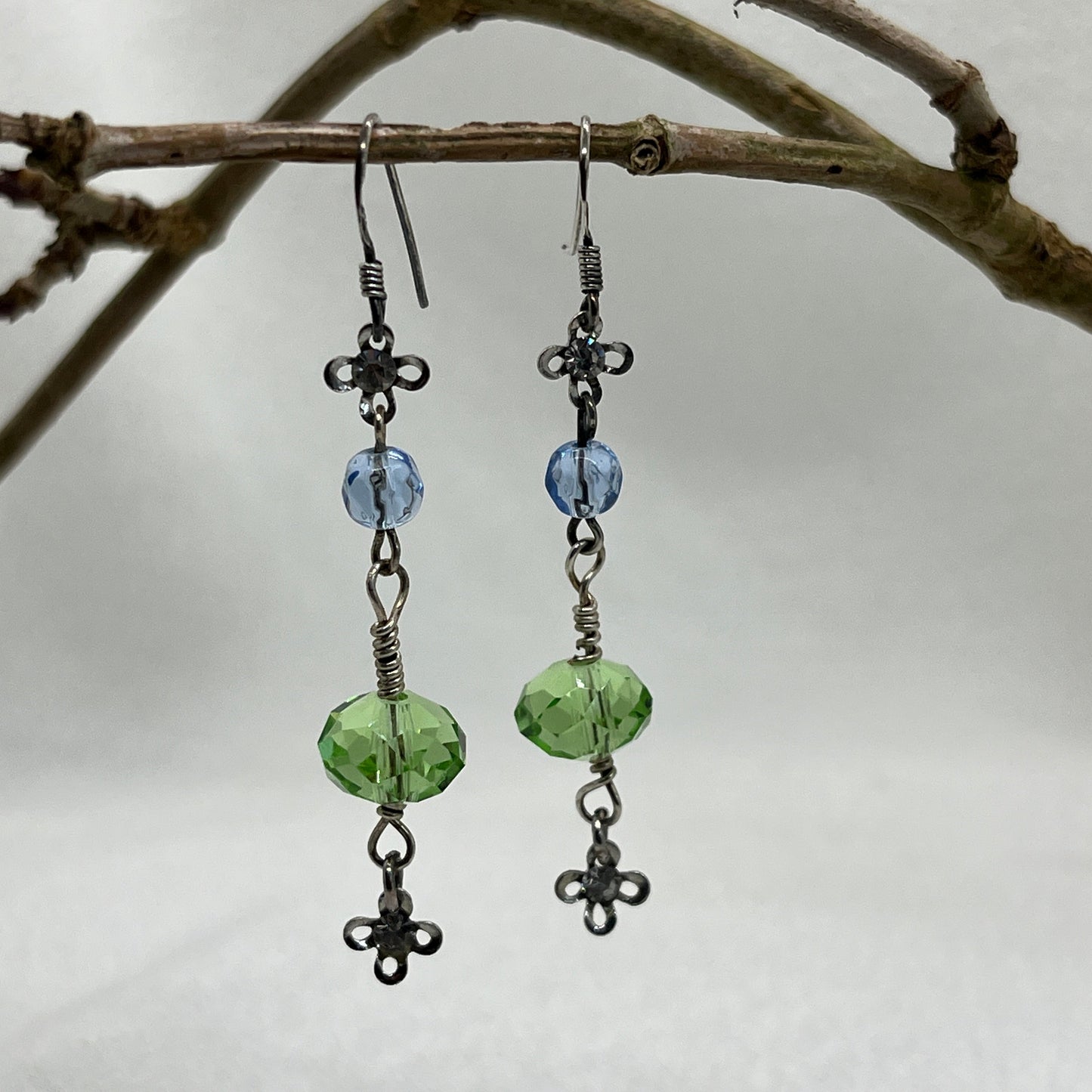 Øreringe i sølv med blå og grøn krystal