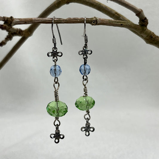 Øreringe i sølv med blå og grøn krystal