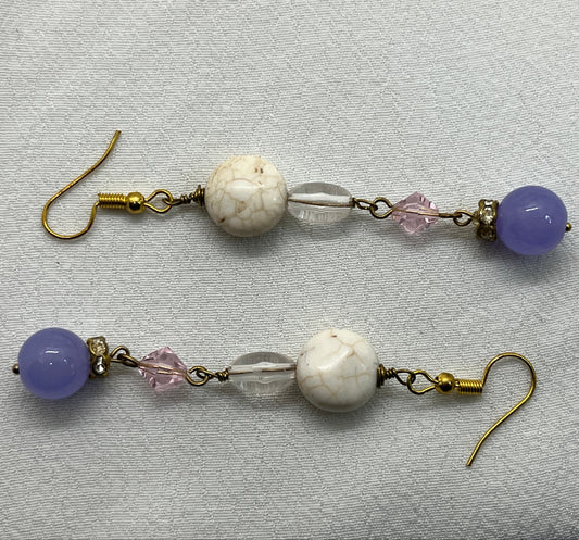 Messing øreringe med vedhæng af Howlit og Ametyst
