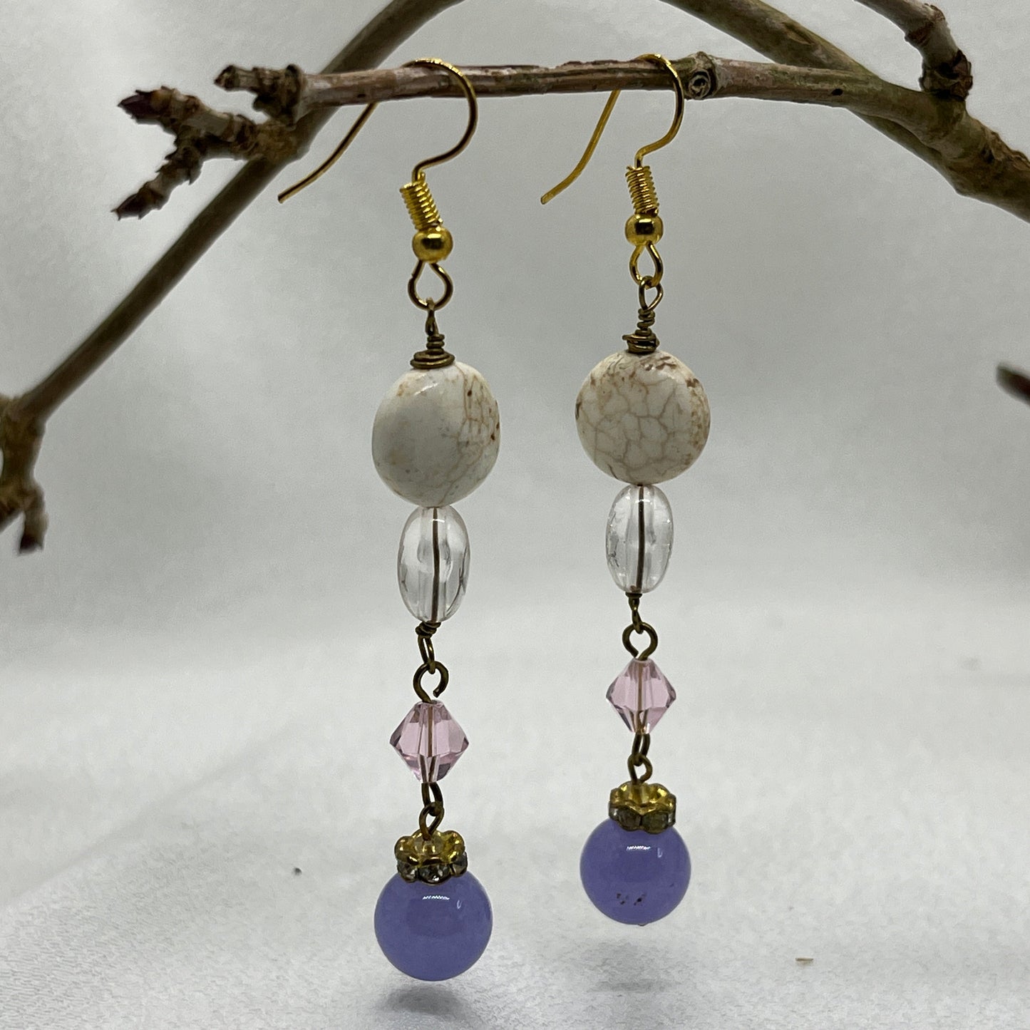 Messing øreringe med vedhæng af Howlit og Ametyst