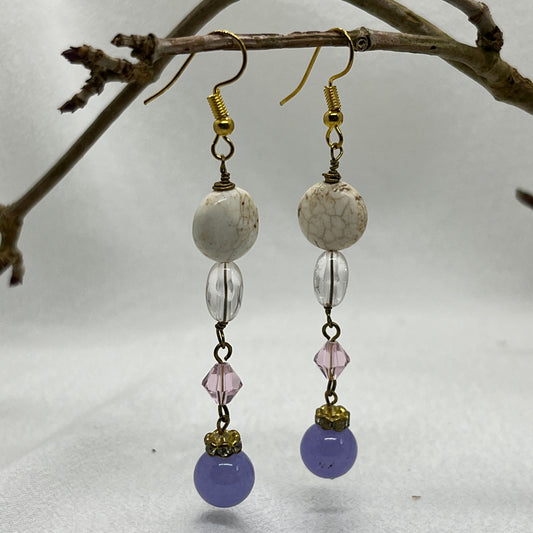 Messing øreringe med vedhæng af Howlit og Ametyst