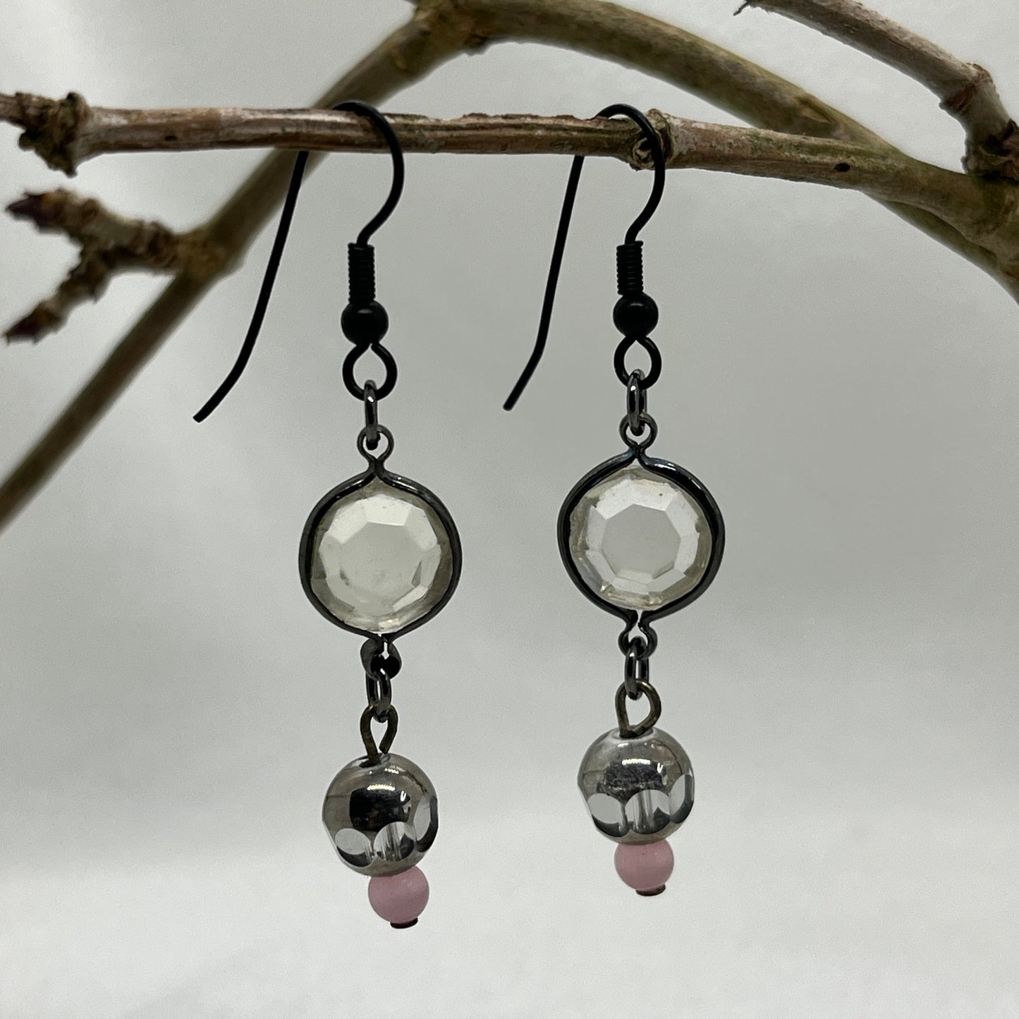 Sorte øreringe m. facetteret glasperle