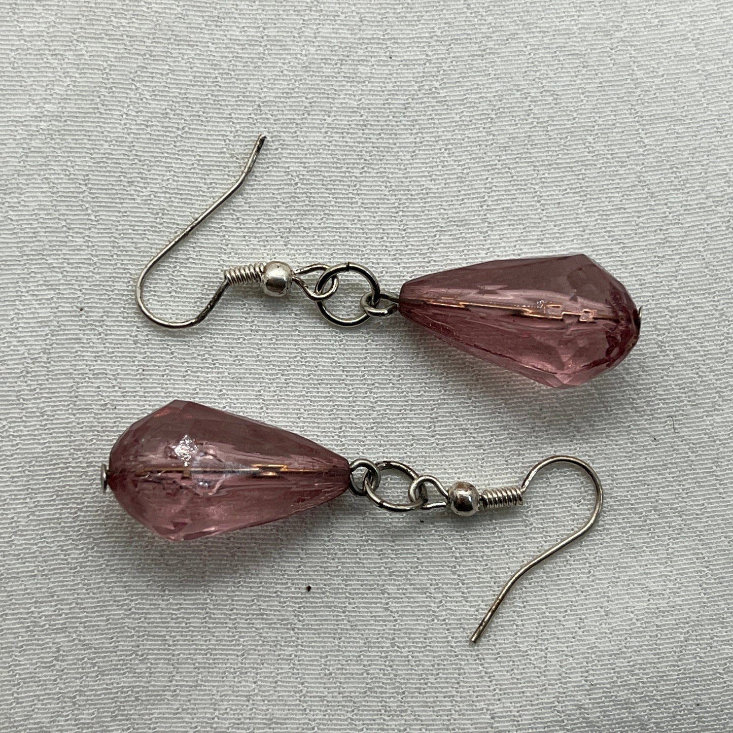 Sølv øreringe med fin rosa dråbe