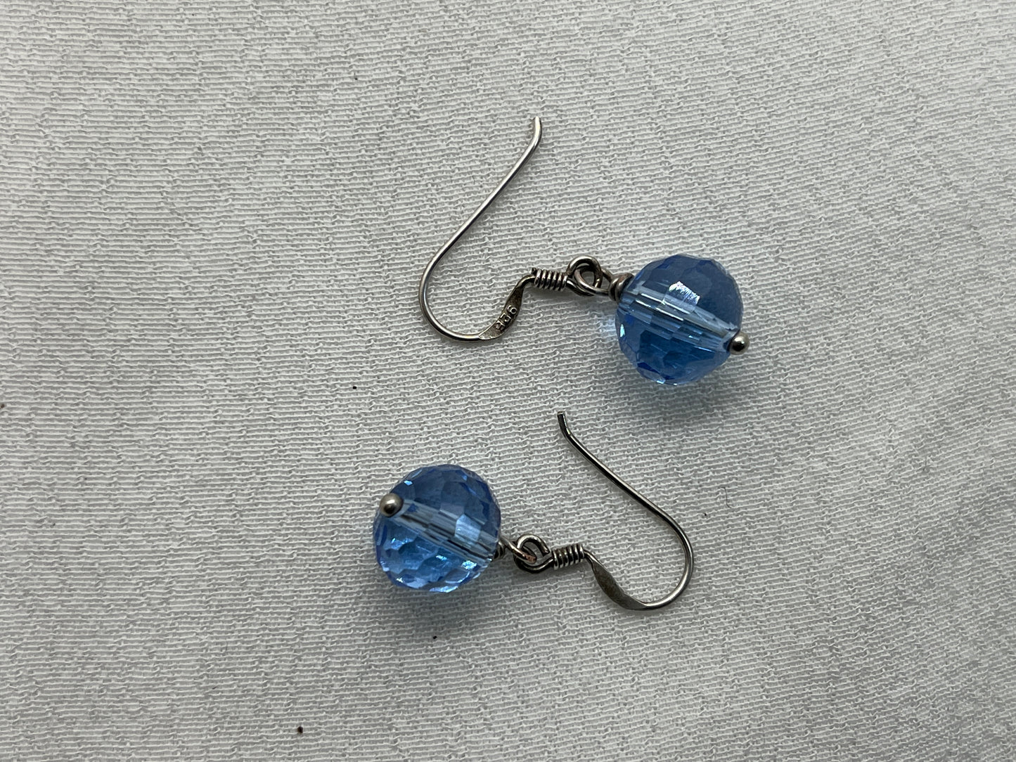Sølv øreringe med smuk blå krystal