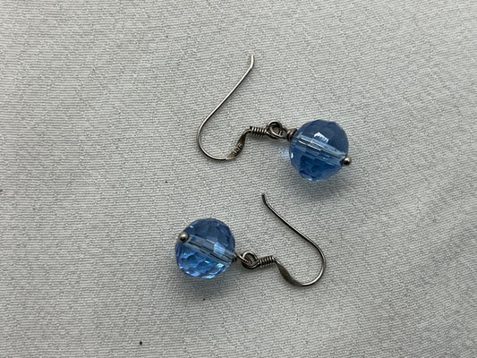 Sølv øreringe med smuk blå krystal