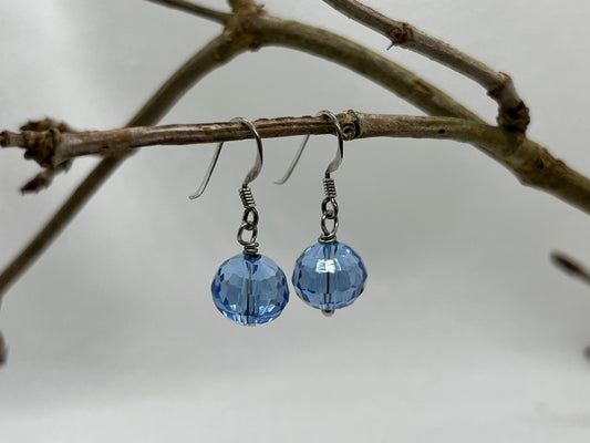 Sølv øreringe med smuk blå krystal