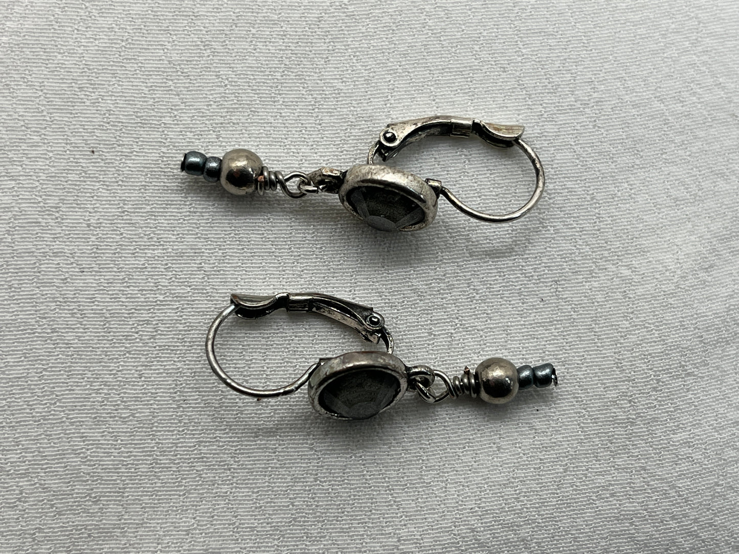 Sølv brioche ørering med grå perle