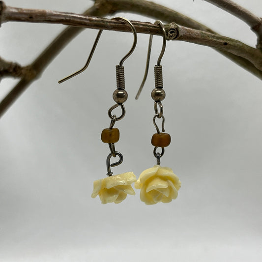 Ørering i sølv m. råhvid blomst