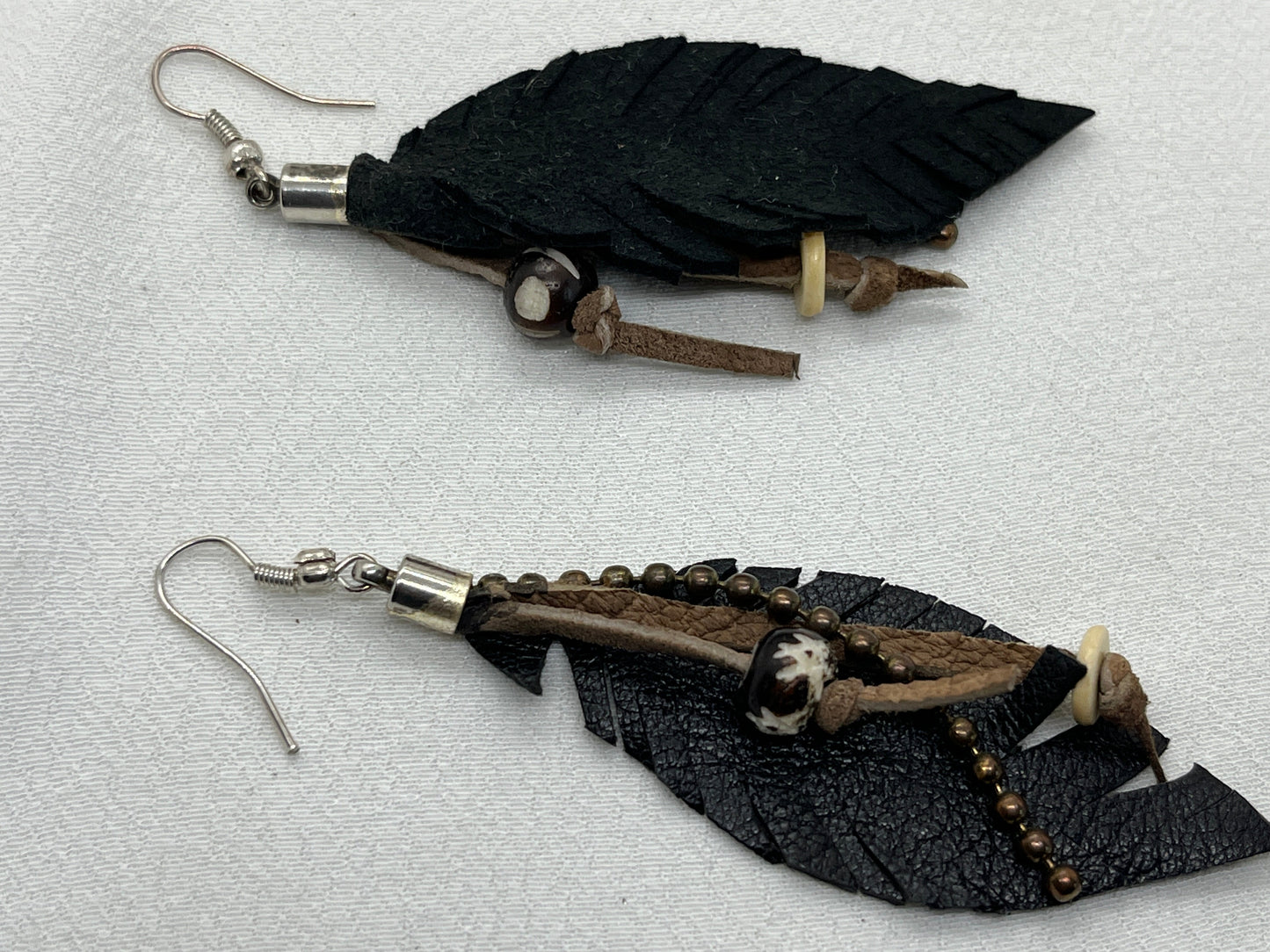 Ørering i sølv med sorte skindfjer