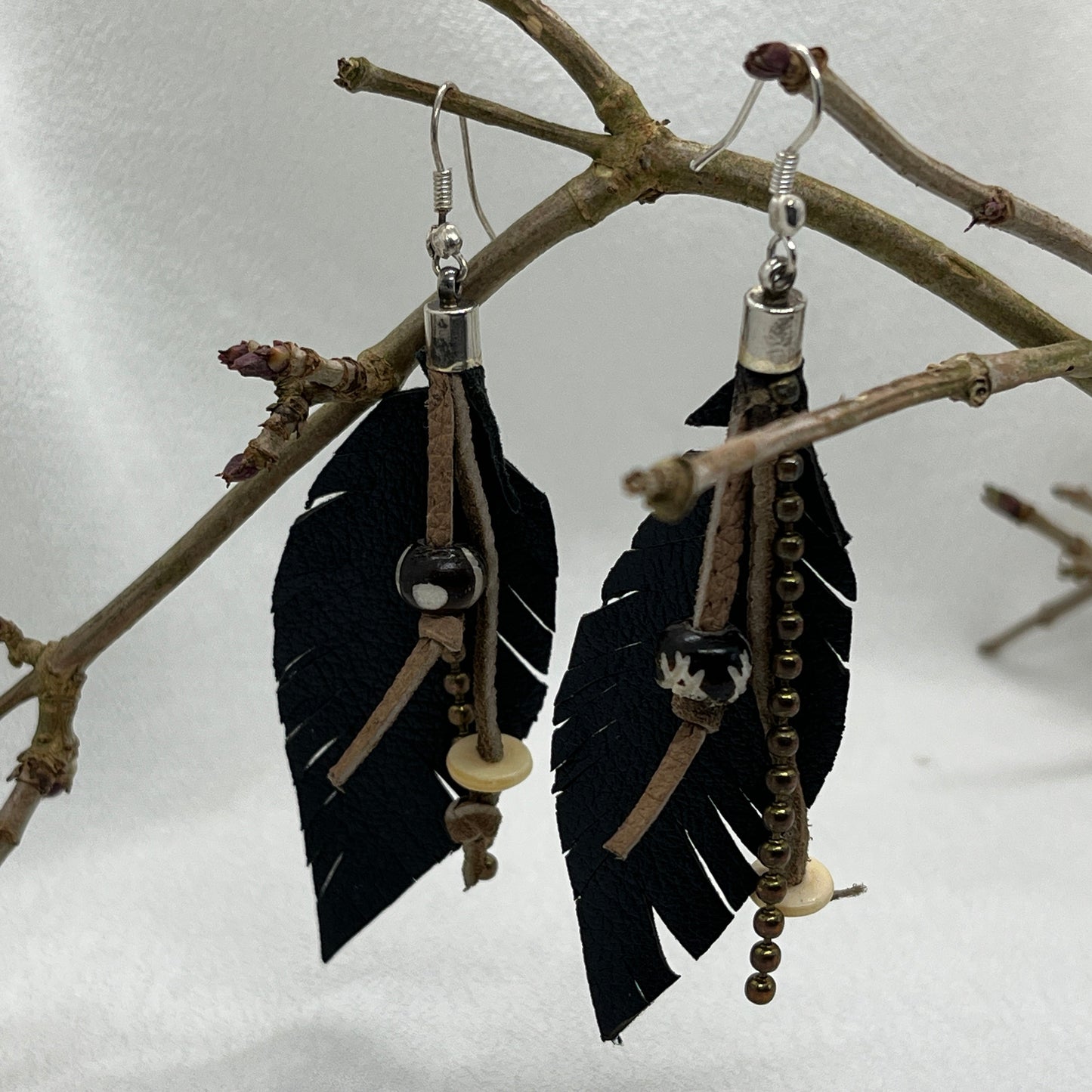 Ørering i sølv med sorte skindfjer