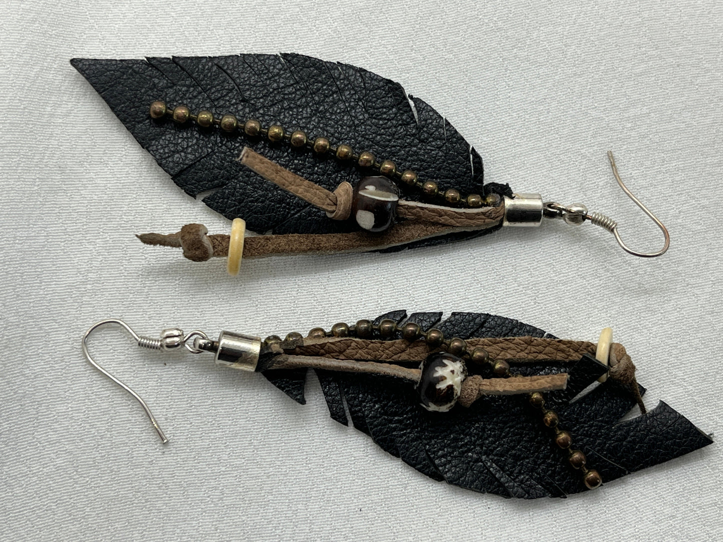 Ørering i sølv med sorte skindfjer