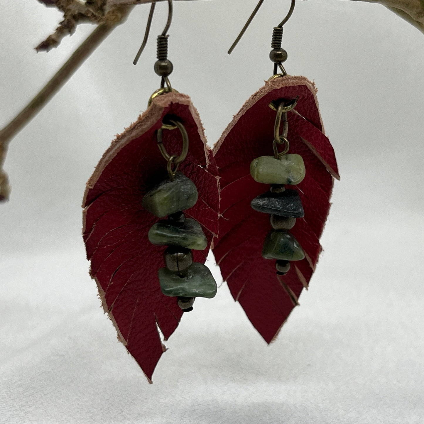 Ørering i antik messing med røde skindfjer