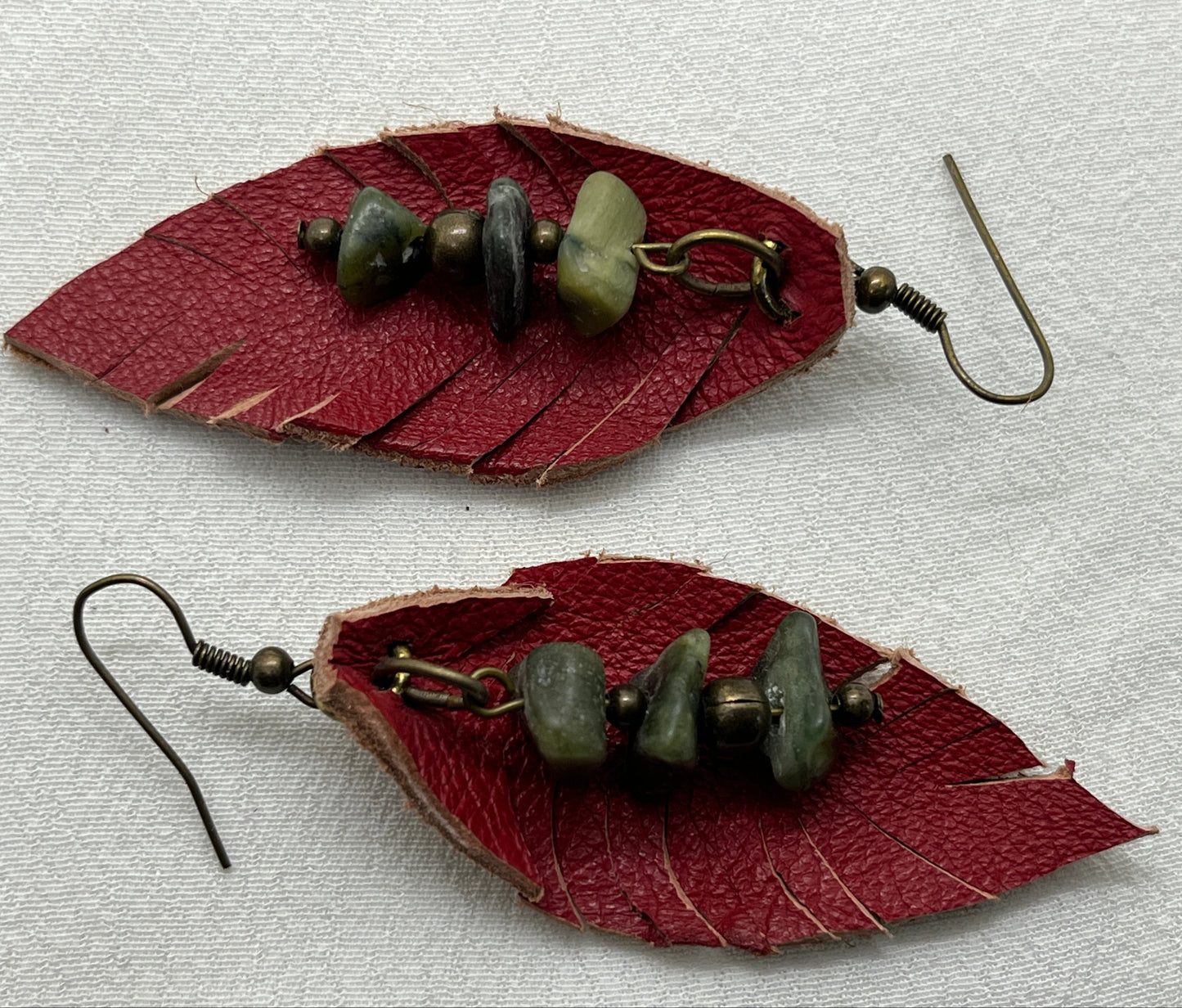 Ørering i antik messing med røde skindfjer