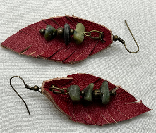 Ørering i antik messing med røde skindfjer