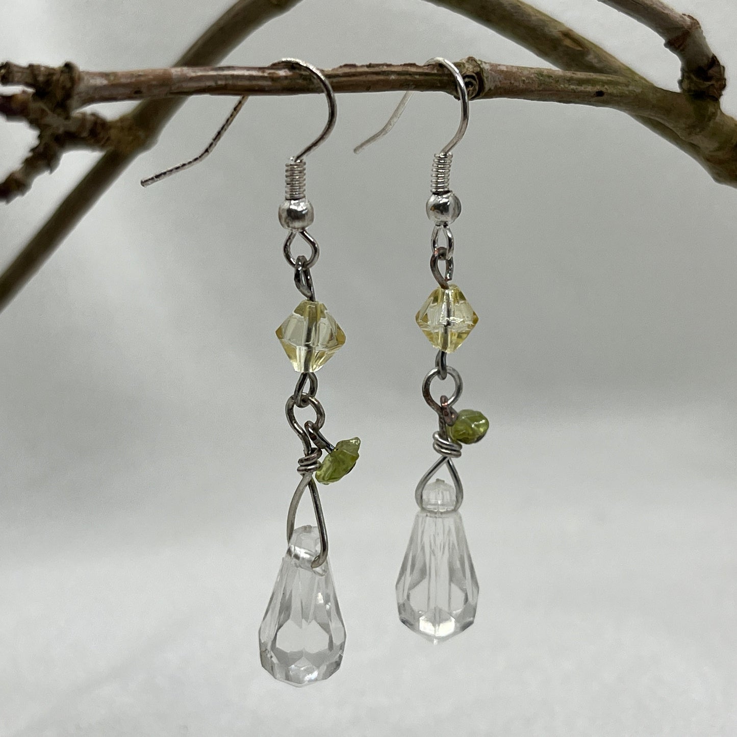 Ørering i sølv med klar dråbeformet perle