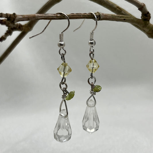 Ørering i sølv med klar dråbeformet perle