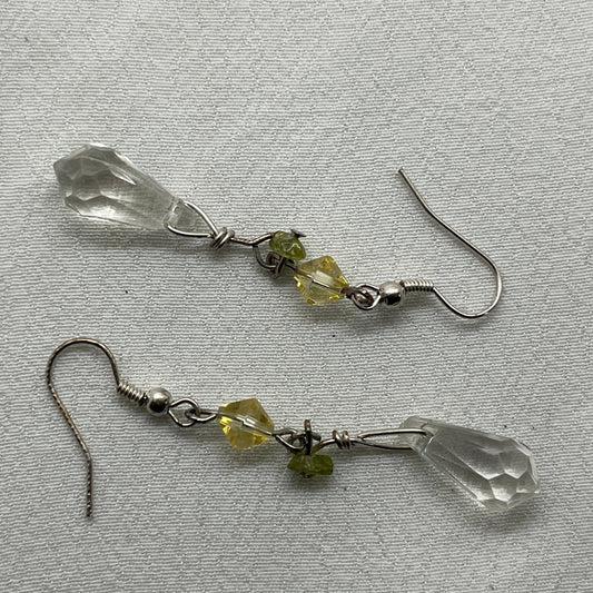 Ørering i sølv med klar dråbeformet perle