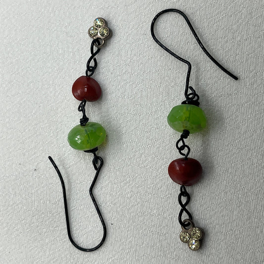 Sorte øreringe med grøn og rød perle