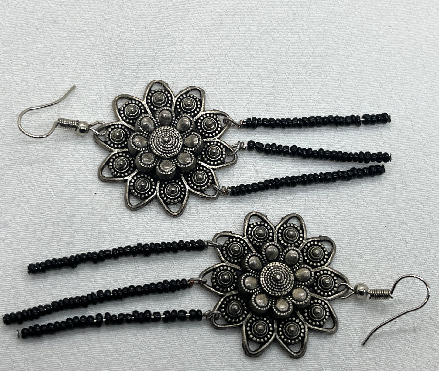 Sølv øreringe med sølvblomster og perler