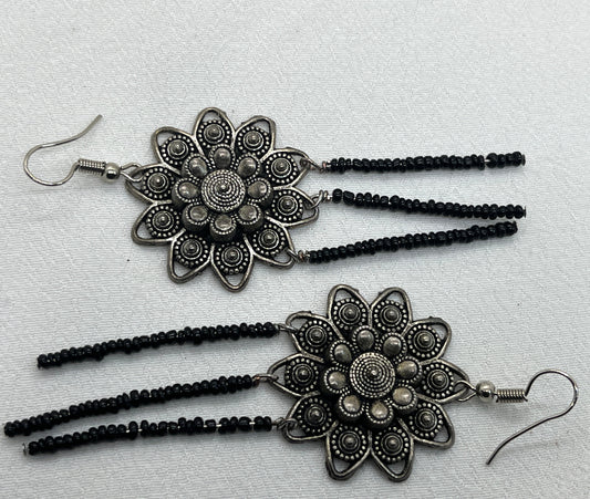 Sølv øreringe med sølvblomster og perler