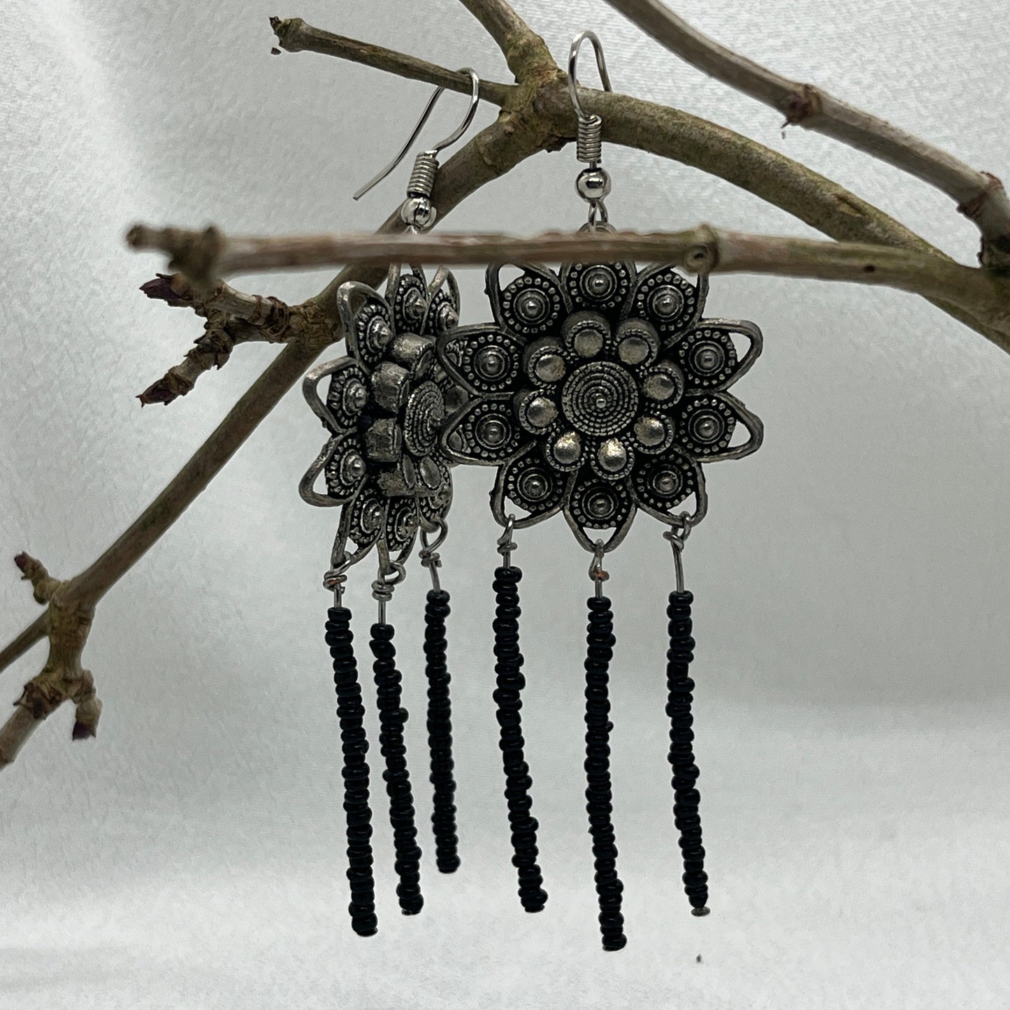Sølv øreringe med sølvblomster og perler