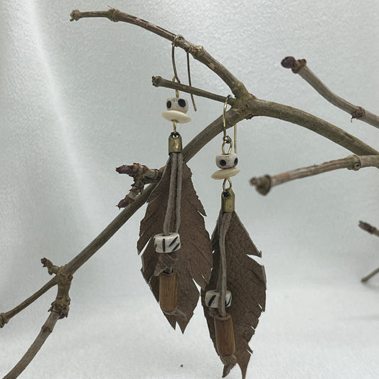 Messing ørering med skind fjer