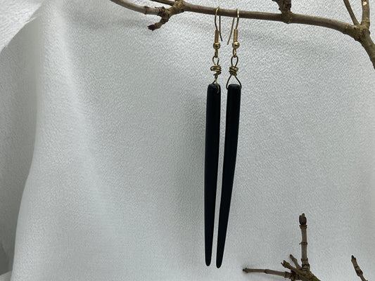 Messing ørering med sorte træperler