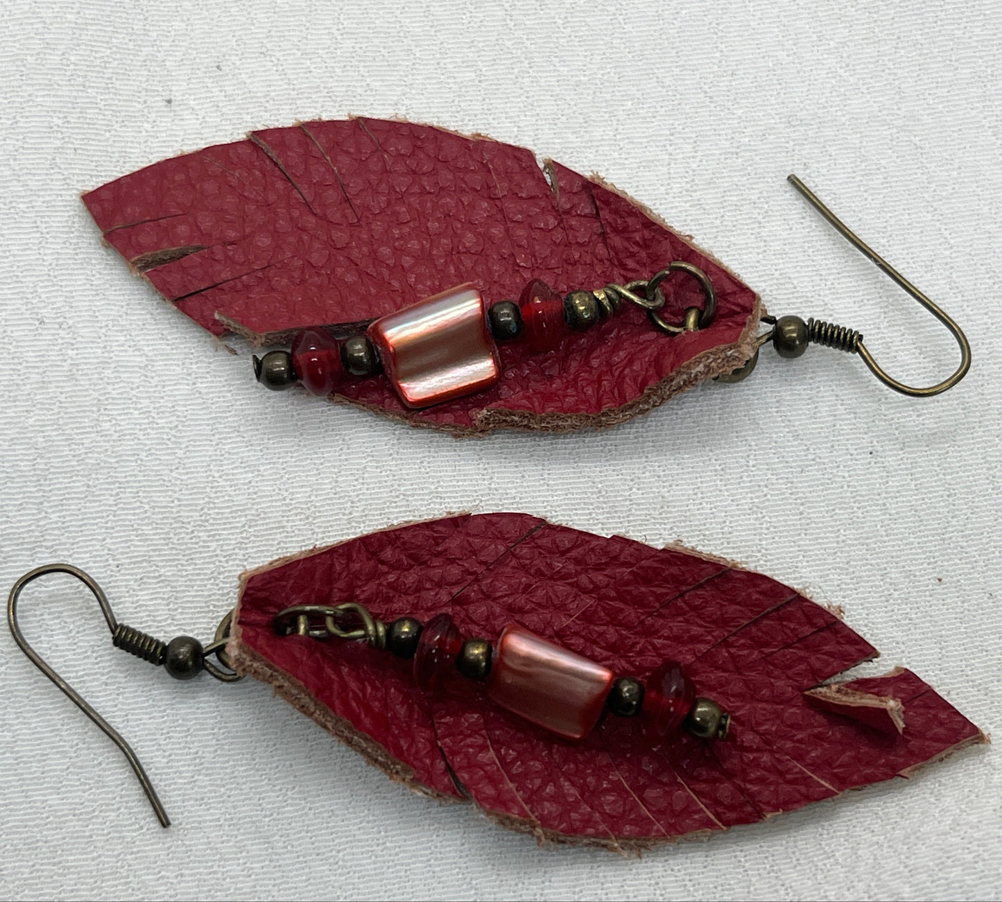 Messing ørering i rødt skind