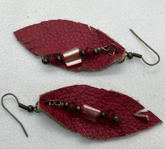 Messing ørering i rødt skind